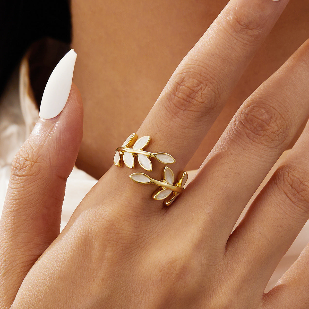 Issabeau™ Anello regolabile con fogliame