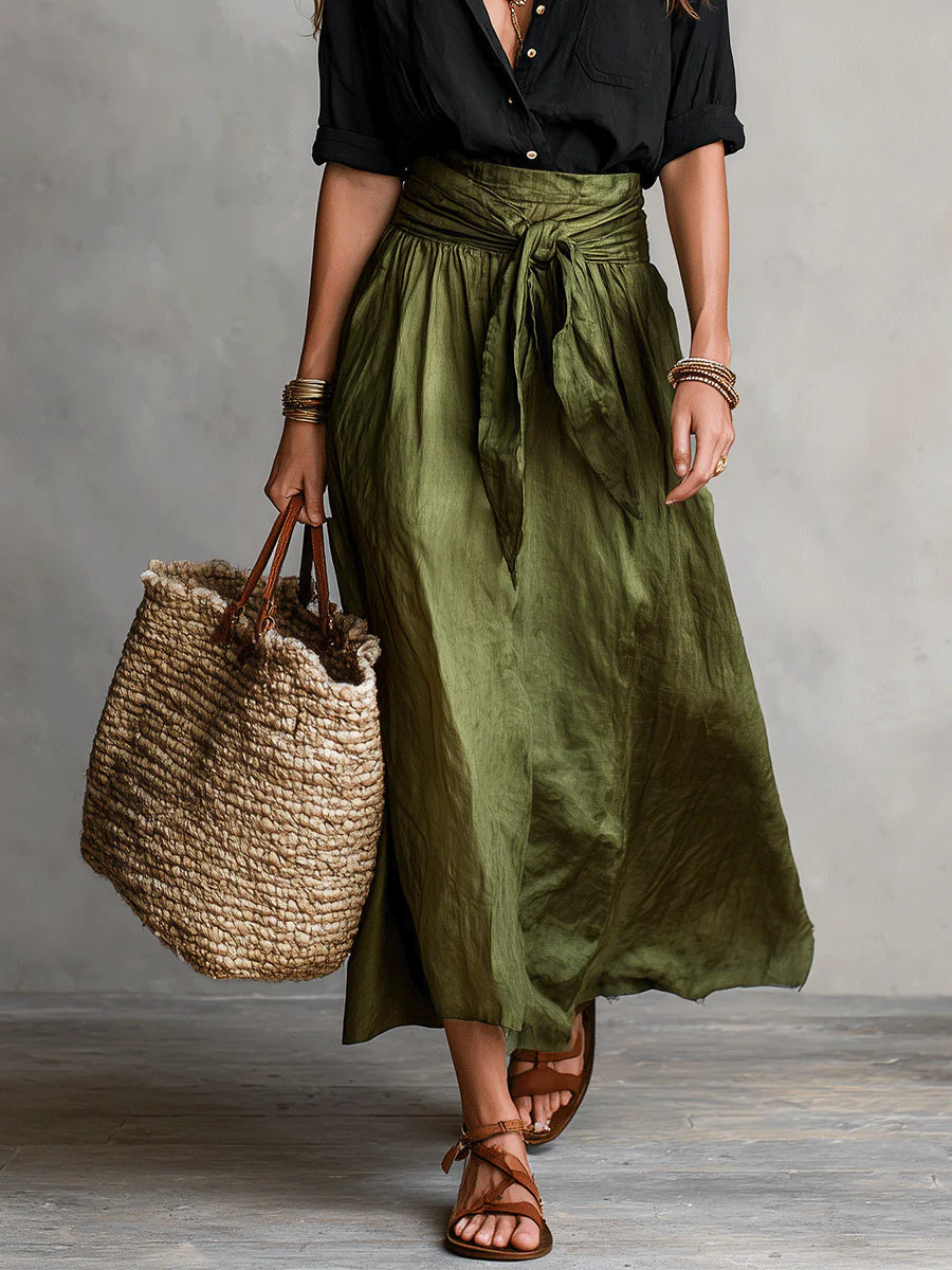 Antonella | Set di due pezzi: t-shirt nera e gonna midi verde oliva