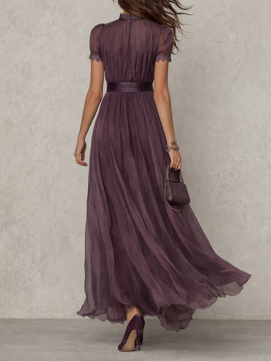 Angela | Vestito lungo viola con scollo a chiave, bordo in pizzo di chiffon
