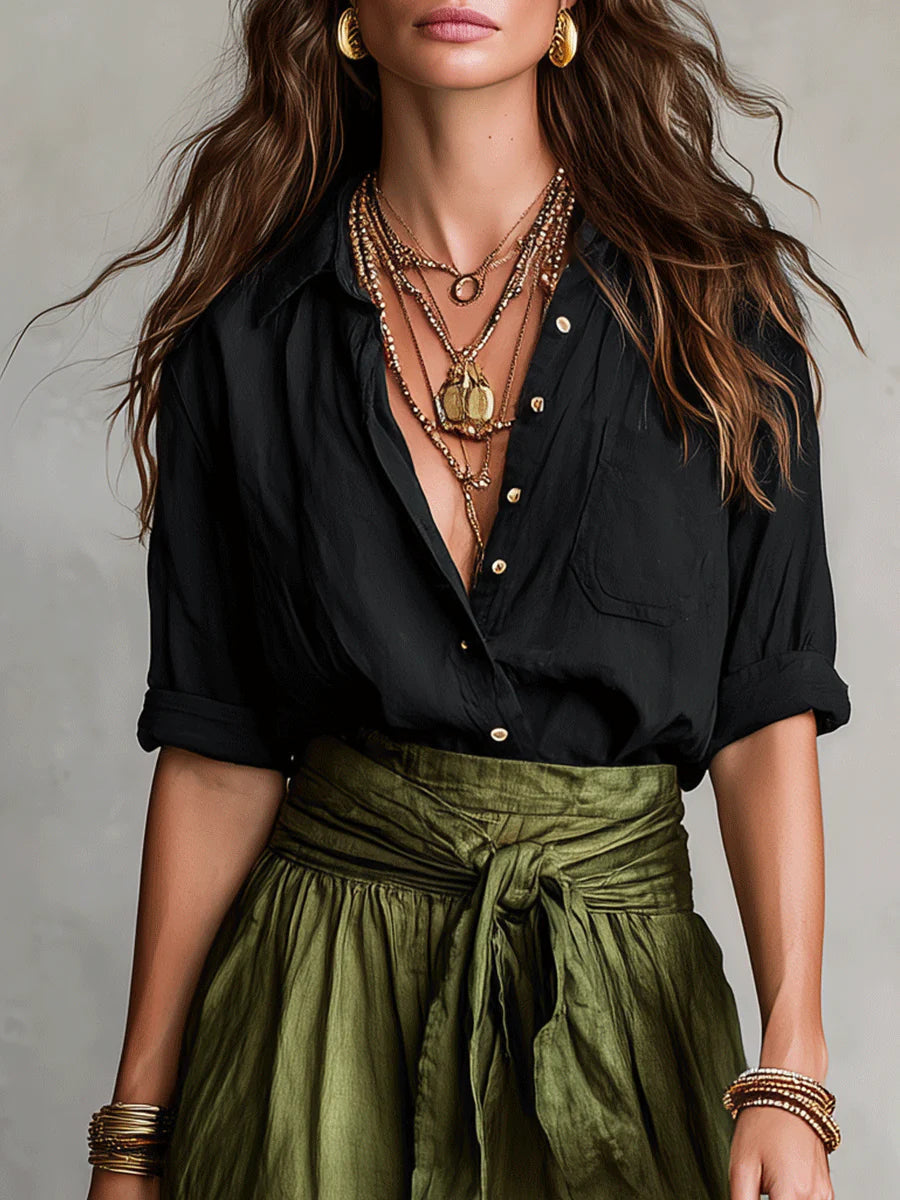 Antonella | Set di due pezzi: t-shirt nera e gonna midi verde oliva